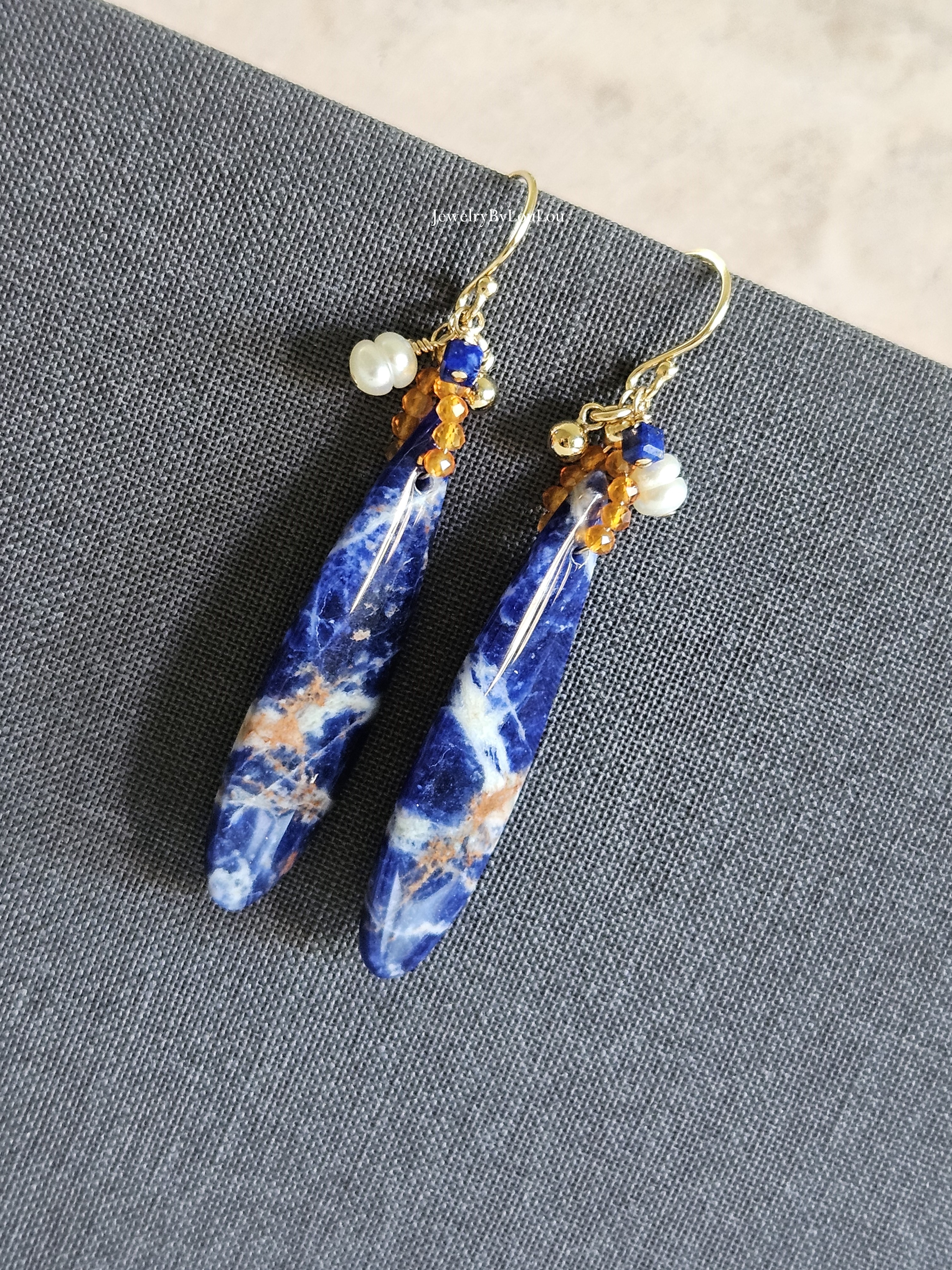 Sodaliet, Carneool, lapis en Zoetwaterparel druppel oorbellen  14k goldfilled & 925 sterling zilver