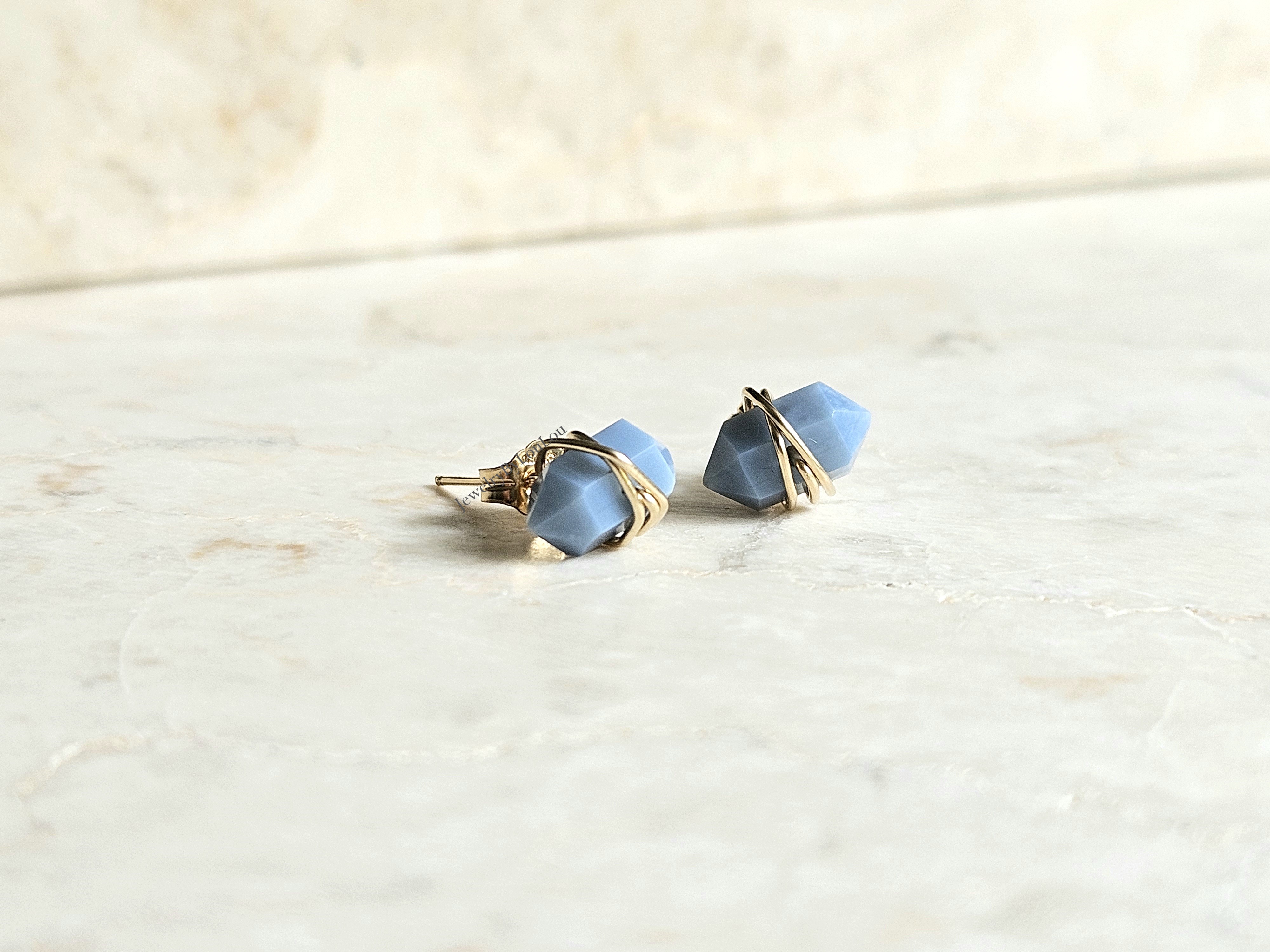 Blauwe Opaal studs oorbellen  14k goldfilled & 925 sterling zilver