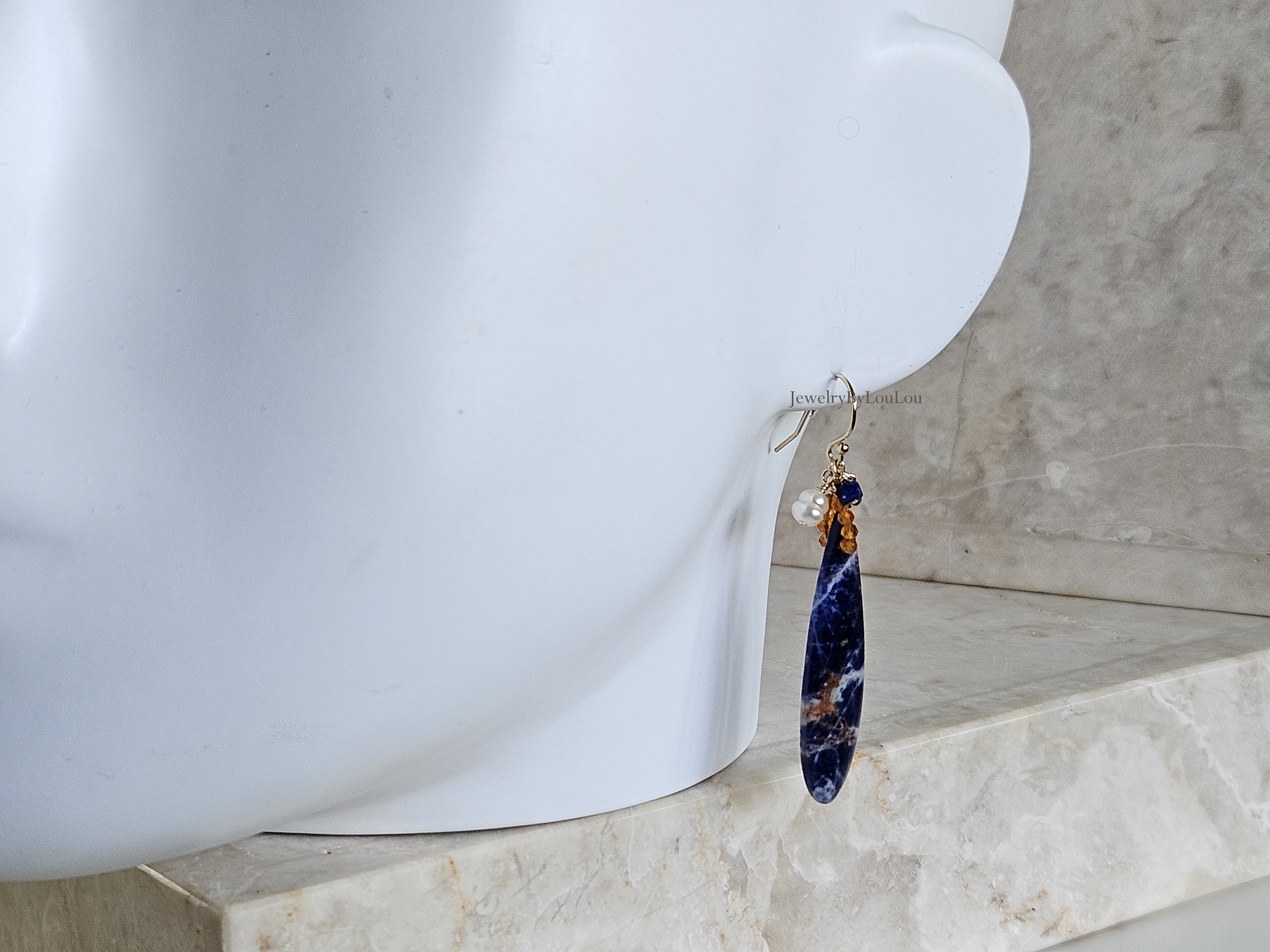 Sodaliet, Carneool, lapis en Zoetwaterparel druppel oorbellen  14k goldfilled & 925 sterling zilver