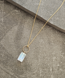 Fijn kettinkje met regenboog maansteen hanger, 14k goldfilled