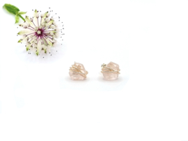 Rozenkwarts studs oorbellen, leverbaar in 14k goldfilled & 925 sterling zilver