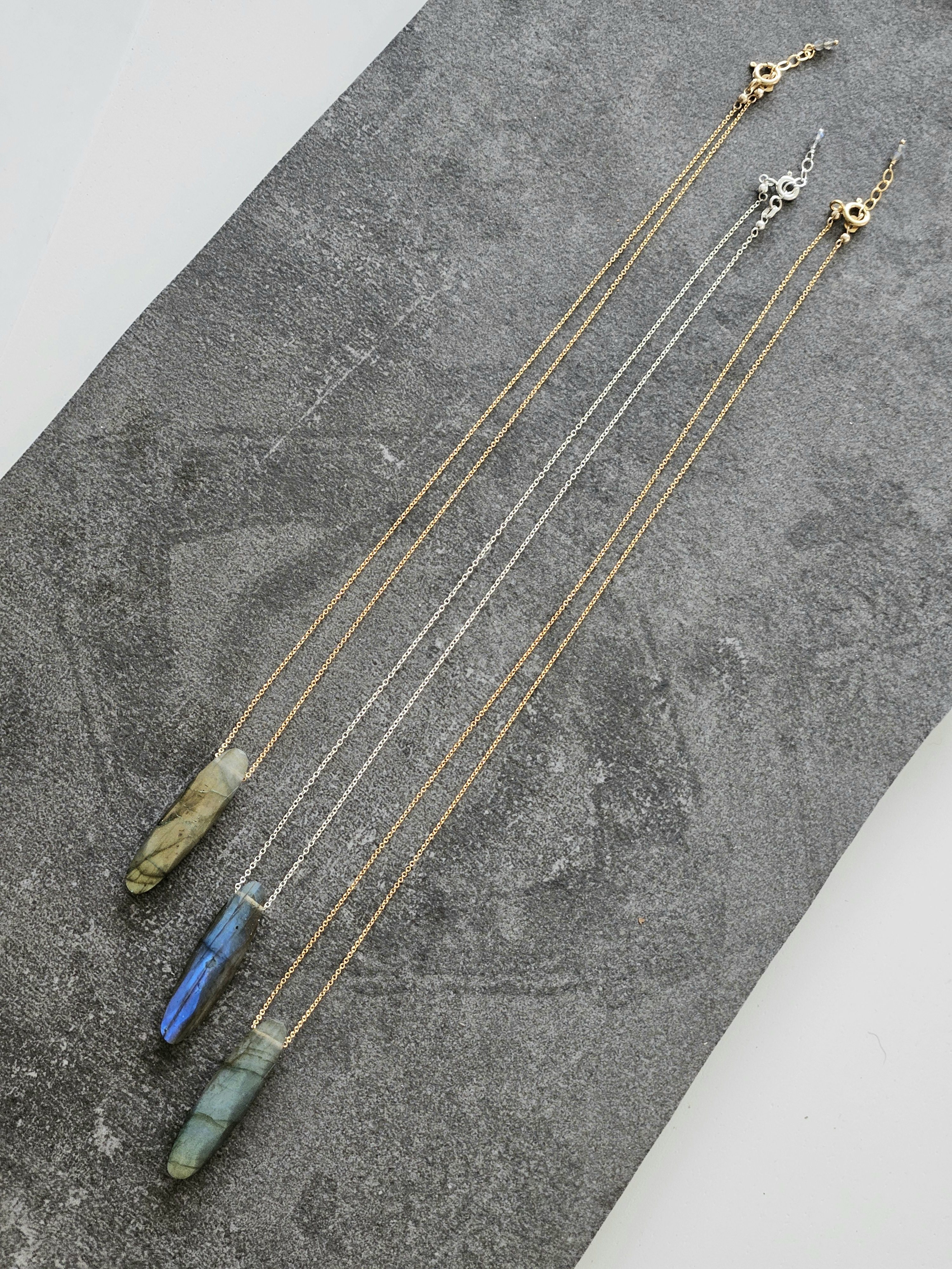 Fijn kettinkje met Labradoriet hanger, 14k goldfilled & 925 sterling zilver