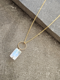Fijn kettinkje met regenboog maansteen hanger, 14k goldfilled