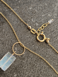Fijn kettinkje met regenboog maansteen hanger, 14k goldfilled