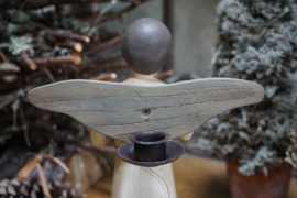 Handgemaakte houten engel met kandelaar en bekkens (muziekinstrument)