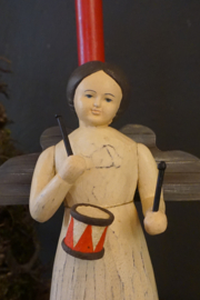 Engel met trommel (met kaarsenhouder)