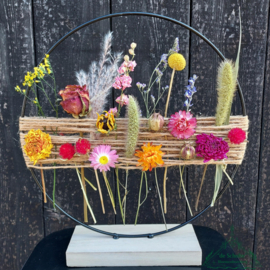 Ring op voet met touw en droogbloemen