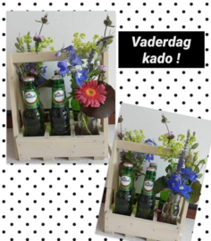 Kistje met bloemen en bier