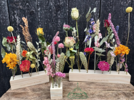 Houten blokjes met droogbloemen