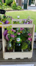 Kistje met bloemen en bier