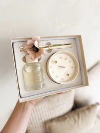 Cadeaubox (150ml geurstokjes met zijden bloem &250g geurkaar