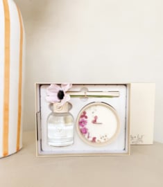 Cadeaubox (150ml geurstokjes met zijden bloem &250g geurkaar