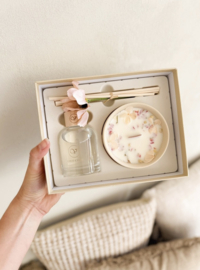 Cadeaubox (150ml geurstokjes met zijden bloem &250g geurkaar
