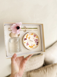 Cadeaubox (150ml geurstokjes met zijden bloem &250g geurkaar