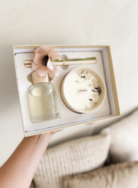 Cadeaubox (150ml geurstokjes met zijden bloem &250g geurkaar