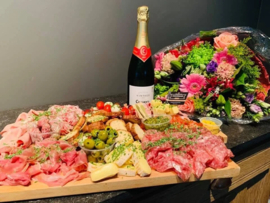 Tapasplank: cava en boeket verse bloemen