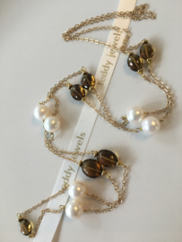 witte parelketting met cognackwarts