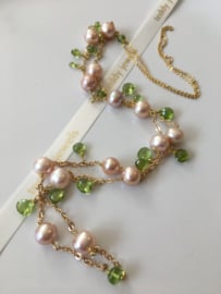 roze parelketting met peridot