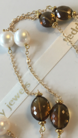 witte parelketting met cognackwarts