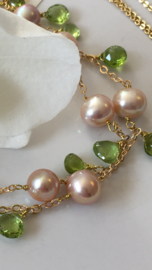 roze parelketting met peridot