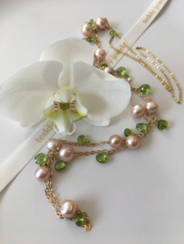 roze parelketting met peridot