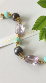 parelarmband grijze Tahiti parels roze amethist blauwe opaal