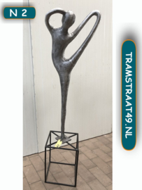 Metal-sculpture dancing N2