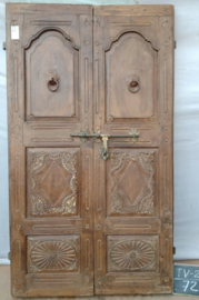 Oude deuren met houtsnijwerk