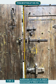 Oude teakhout deur met gele verflagen