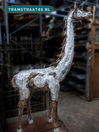 Giraffe van hout en metaal (240cm hoog)