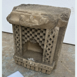 Antieke zandsteen huisaltaar N146-64