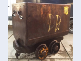 Treinwagon uit goud of kopermijn