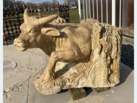 Stier beeld van natuursteen Onyx