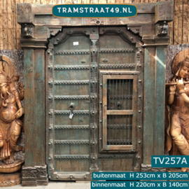 Oude deur met verfijnd houtsnijwerk TV257A