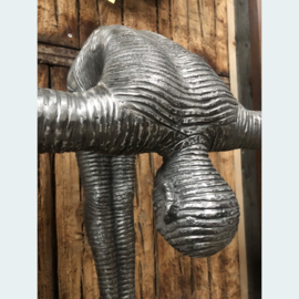 Metalen beeld N18