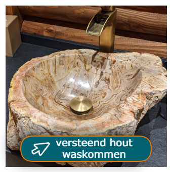 versteend hout waskom met gouden kraan