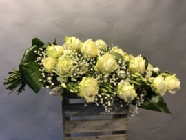 Rouwboeket met grote witte rozen en gips