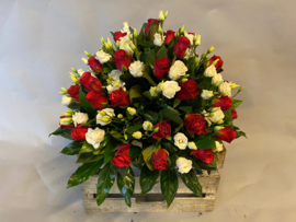 Biedermeier met rode rozen en witte lysianthus