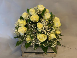 Biedermeier met grootbloemige witte rozen