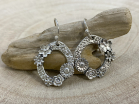 Flower hoop oorbellen