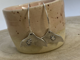 Dolphin tail oorbellen met schildpadjes