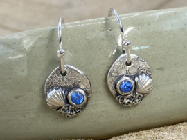 Ocean treasure oorbellen met schelpjes en blauwe zirconia