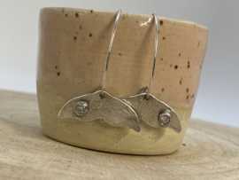 Dolphin tail oorbellen met transparante zirconia