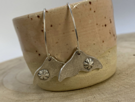 Dolphin tail oorbellen met zee-egels