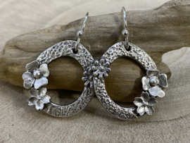 Flower hoop oorbellen