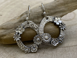Flower hoop oorbellen