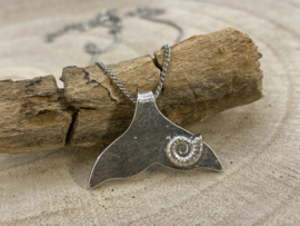 Dolphin tail hanger met ammonietje