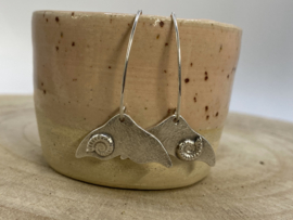 Dolphin tail oorbellen met ammonietjes