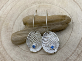 Oorbellen met textuur en blauwe zirconia