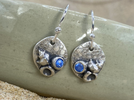 Ocean treasure oorbellen met schelpjes en blauwe zirconia